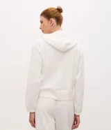 Campera deportiva de modal negro con capucha, cierre frontal por cremallera, cordones ajustables, bolsillos y mangas largas con puños elásticos.