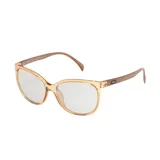 Lentes con armazón de acetato en tono miel traslúcido y cristales fotocromáticos. Presentan un diseño de estilo clásico con patillas delgadas y logo de la marca en el lateral.