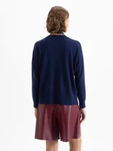 Sweater rojo de largo hasta la cadera, con mangas largas y tejido en mezcla de lana merino y algodón. De silueta holgada y cuello redondo.