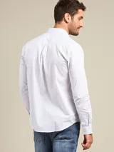 Camisa blanca con diseño de cuadros azules, de manga larga y corte slim fit.