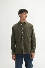 Camisa verde oliva de pana fina, corte regular fit, con cuello solapa clásico, bolsillo en el pecho y botones personalizados.