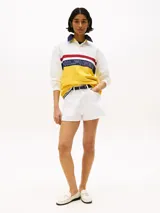 Chomba de rugby Tommy Hilfiger Sailing, unisex, de corte amplio y hombros caídos. Diseño color block blanco, amarillo y azul, con logo de la marca bordado en el pecho.