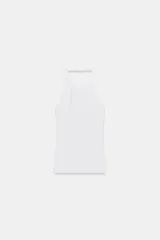 Top de cuello halter confeccionado en tejido rib con mezcla de algodón, de diseño ajustado y espalda descubierta.