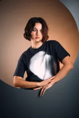 Remera negra de algodón con estampa frontal difuminada en color blanco, de corte holgado y cuello redondo.