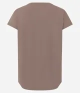 Remera deportiva de microfibra texturizada color marrón, con mangas cortas y recortes en los laterales.