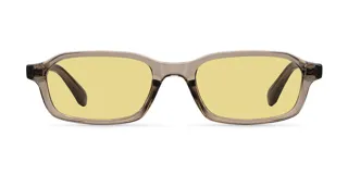 Lentes de sol con montura rectangular de color camel translúcido y cristales polarizados en tono amarillo. Diseño contemporáneo con protección UV400.