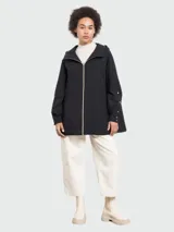 Chaqueta impermeable negra con capucha integrada ajustable y cierre frontal con cremallera.