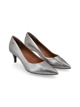 Zapato de tacón plateado de cuero metalizado, con punta fina y plantilla de cuero.