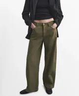 Pantalón tipo jeans de corte recto y tiro medio, color verde militar, con cierre frontal de botón y cremallera, y bolsillos clásicos.
