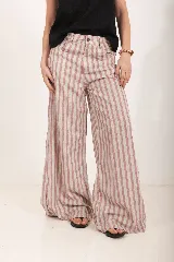 Pantalón ancho de lino a rayas verticales en tonos crudo y rosado, con tiro alto y bolsillos funcionales.