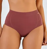 Bombacha modeladora de tiro medio confeccionada en modal orgánico, con costuras reforzadas y detalle de placa metálica pequeña en la cintura.