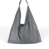 Maxi bolso tipo tote de cuero sintético texturizado color gris, con doble asa de hombro.