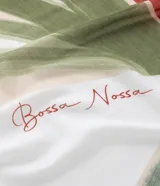 Pareo rectangular de chiffon con estampado botánico de hojas de buriti en tonos verdes, rojos y beige. Presenta un diseño ligero y versátil con detalle de borlas en los extremos.