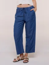 Pantalón crop de algodón y rayón, color beige, con pretina elástica con cordón de ajuste, bolsillos frontales aplicados y corte recto.