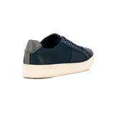 Zapato casual acordonado de hombre, color azul marino, estilo zapatilla urbana con suela gruesa color crema.