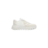 Zapatillas Prada Prax 01 de color blanco, confeccionadas en cuero con inserciones de gamuza, suela de goma gruesa track y el emblemático logo triangular de metal esmaltado en el lateral.