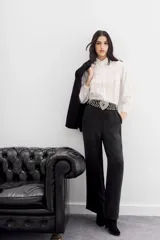 Pantalon palazzo de tiro alto, confeccionado en cupro con textura sedosa. Presenta una caída fluida, largo al piso y bolsillos laterales.
