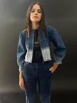 Campera de jean azul con lavado artesanal, entallada y corta hasta la cintura alta. Presenta textura central en el delantero.