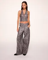 Pantalón de cuero sintético color gris con efecto desgastado, corte wide leg y tiro alto.