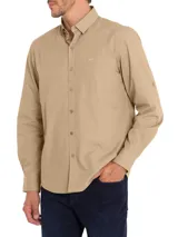 Camisa de manga larga RKF modelo Galiton, confeccionada en popelina de algodón orgánico color beige. Presenta cuello camisero, cierre frontal con botones de madera, bolsillo en el pecho con logo bordado y mangas con opción de arremangado mediante trabilla y botón.