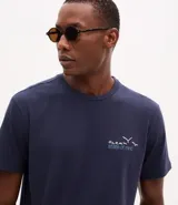 Remera masculina de algodón color azul marino, con cuello redondo y manga corta. Presenta un estampado en el pecho con el lettering "Ocean" y un diseño de aves volando.