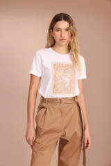 Remera blanca de algodón con cuello redondo y estampado frontal de un sello postal color ocre con un elefante.