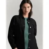 Campera tipo sobrecamisa de jean en color naranja, con corte oversize, cuello italiano, cierre frontal con botones metálicos y ruedo deshilachado. Cuenta con bolsillos frontales con solapa y mangas largas.