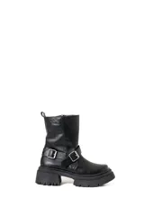 Botas cortas negras de ecocuero con caña de 20 cm de altura, base de 5,5 cm y hebillas metálicas.