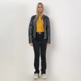 Campera negra de cuero sintético con cuello redondo, cierre frontal y bolsillos laterales con cierre.