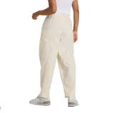 Pantalón cargo color crema, de corte recto, con cintura elástica ajustable con cordón, bolsillos laterales y tobillos ajustables con broches.