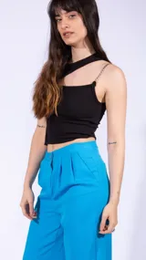 Pantalón de vestir celeste con pinzas, tiro alto y corte recto.