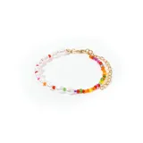 Pulsera dorada con cuentas de colores y perlas.