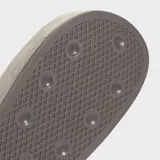 Zueco Adidas Adimule de diseño minimalista, con empeine de ante en color beige y suela de corcho con base de goma.