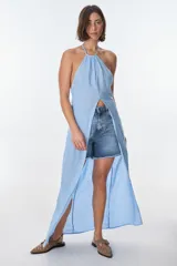 Top largo de lino con diseño halter, breteles ajustables y un profundo tajo frontal que llega hasta la cintura.