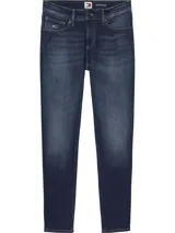 Pantalón de jean azul oscuro, corte slim, con cierre de botón y cremallera, cinco bolsillos y logo de Tommy Jeans en el bolsillo delantero y trasero.