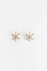 Aros tipo caravanas con diseño de estrella de mar en relieve, acabado metálico dorado.