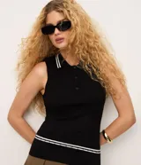 Blusa celeste sin mangas confeccionada en punto, con cuello polo, detalles contrastantes a rayas blancas en el cuello y cierre frontal parcial con botones.