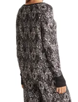 Conjunto de pijama compuesto por una remera de manga larga con puños y un pantalón de corte recto con cintura elástica y lazo de ajuste. Presenta un diseño de rayas horizontales finas en tonos gris y negro.