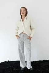 Pantalón de vestir de tiro alto, corte recto y diseño estampado abstracto en tonos grisáceos.