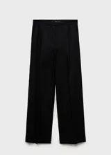Pantalón de lino color negro, con diseño recto de tiro medio y cierre delantero con botón, gancho y cremallera ocultos. Cuenta con dos bolsillos laterales.
