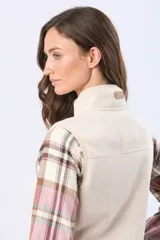 Chaleco de cuello alto con cierre frontal, confeccionado en tejido de poliéster con textura tipo lana, en color beige.