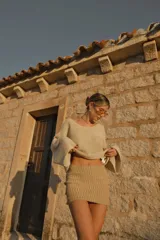 Minifalda ajustada color beige con textura de punto acanalado.