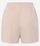 Short pollera de color rosado claro, confeccionado en tejido plano con bolsillos laterales y trabillas en la cintura. Presenta un diseño minimalista con cierre tradicional y raya frontal marcada.