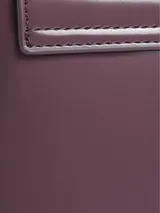 Cartera de hombro Calvin Klein color borgoña, con correa de hombro fina y correa bandolera ancha con logo de la marca.