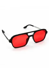 Lentes de sol con armazón negro de diseño geométrico y doble puente, con cristales rojos.
