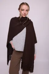 Ruana de tejido de punto en color marrón oscuro, con diseño elástico y terminación de flecos en los extremos.