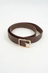Cinturón de cuero sintético color marrón con perforaciones decorativas a lo largo de la tira y hebilla metálica rectangular en color dorado.
