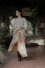 Pollera larga de corte amplio con acabado texturizado y efecto arrugado, confeccionada en tela con caída fluida y cintura elástica.