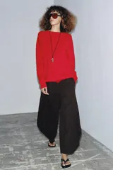 Pantalón de mujer color marrón oscuro, tiro medio, con cintura elástica y pierna ancha con mucho volumen y caída.