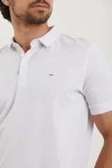 Remera tipo polo de manga corta, color negro, con cuello clásico y cierre frontal de botones.
